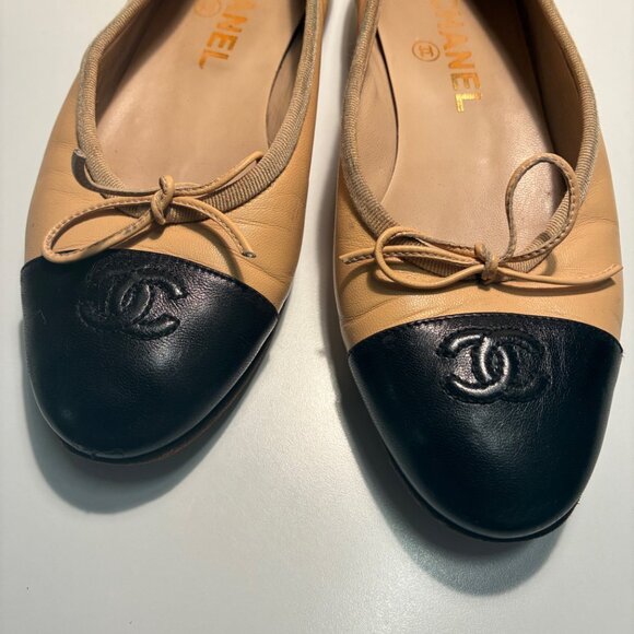 CHANEL Two-Tone cap toe Beige and Black Ballerina flats - Picture 2 of 14